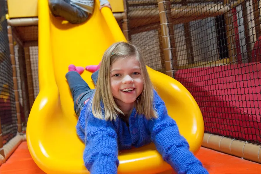 Binnenspeeltuin met glijbanen recreatiepark Kaps met restaurant